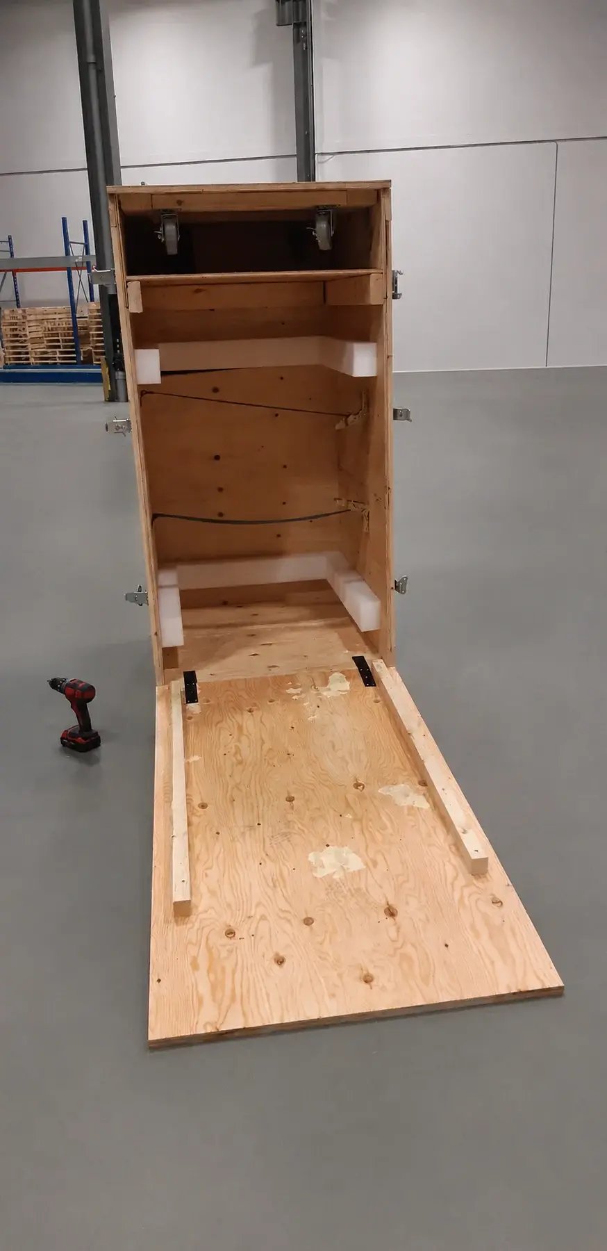 crate-with-hinged-ramp-and-casters